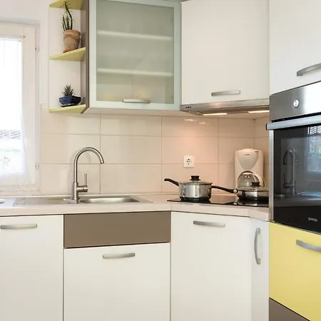 Beach Apartment Appartamento Krk Town